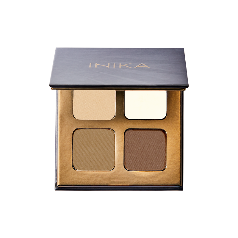 Het INIKA Organic Brow Palette bevat lichte en donkere wenkbrauwpoeders die je helemaal naar wens kunt blenden om zo tot jouw perfecte tint te komen. Ook bevat dit vegan wenkbrauw palette een wax om je wenkbrauwen de hele dag in model te houden. De drie tintjen poeder zijn verrijkt met voedende plantenextracten. De transparante wenkbrauwwax bevat kokos- en sheaboter om de wenkbrauwen te verzorgen en carnaubawas om de wenkbrauwen in vorm te houden met een waterproof, langdurig effect.