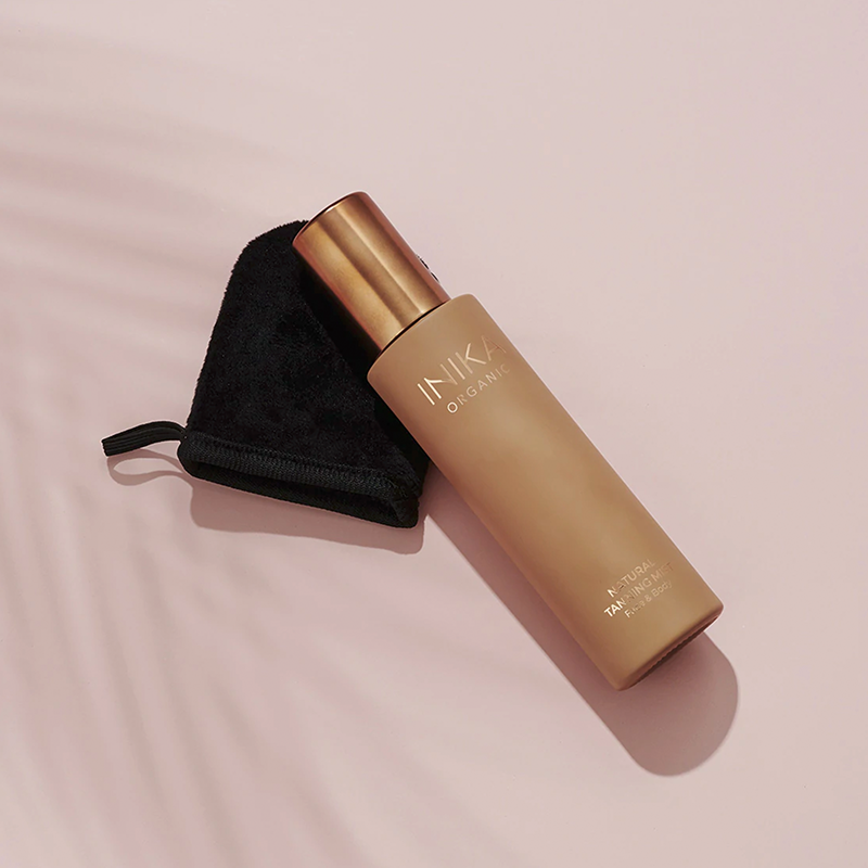 De INIKA Organic Mini Mitt is speciaal ontworpen voor het aanbrengen van een zelfbruiner op je gezicht en zorgt voor een gladde en streeploze sun-kissed finish. De miniatuur tanning mitt glijdt over je vingers en zorgt voor een super egale applicatie over de haarlijn, kaaklijn, neus en wangen.  De mini want is gemaakt van ultrazachte, duurzame stof en is bestand tegen het lekken van producten of het afgeven op je handen.