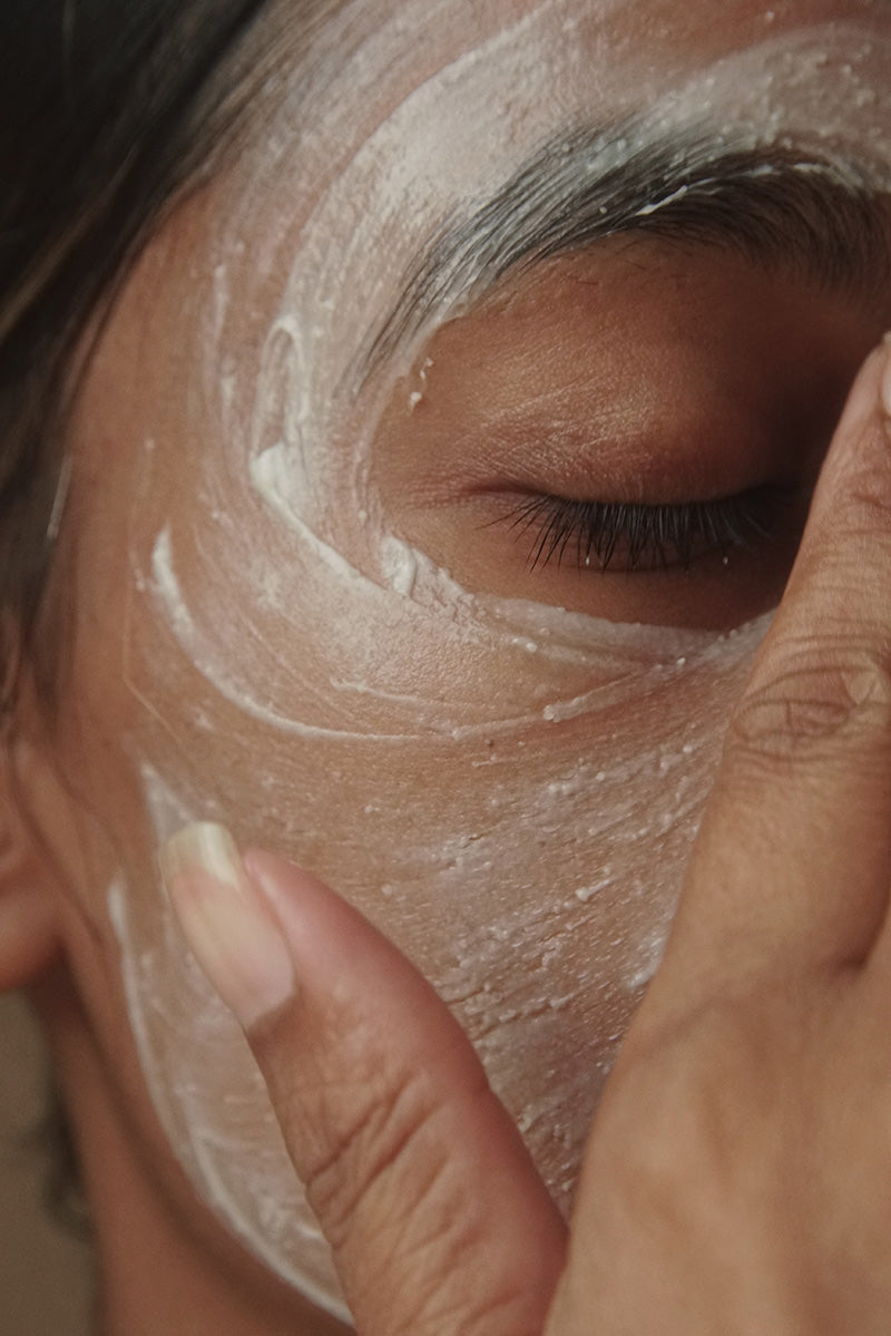 Een zachte exfoliator die dode huidcellen, een ongelijkmatige huidtextuur en onzuiverheden effectief verminderd. Deze romige gezichtsbalsem is een van onze bestsellers! De fijngemalen rijstpoeder en herstellende ashwagandha, maken de huid ultiem zacht en laat je huid stralen als geen ander. Tevens is dit ook een "Bustle 2022 Beauty Award winnaar" voor beste exfoliërende reiniger en de "Women's Health 2021 Beauty Award winnaar" voor beste fysieke exfoliator.