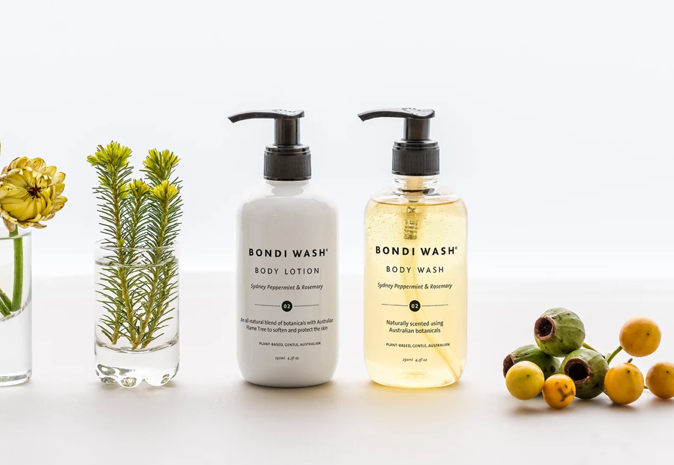 Deze heerlijke Body Lotion Sydney Peppermint & Rosemary is een bodylotion die het lichaam oppept en tegelijkertijd diep verzorgt. Verrijkt met de Australische plant Flame Tree, een 100% botanisch extract dat de huid beschermt en verzacht. Bovendien bevat het extract collageen-versterkers om de huid stevig en flexibel te houden. De veganistische bodylotion heeft een lichte, zachte geur door de etherische olien combinatie van Sydney peppermint & rosemary. Geschikt voor de zeer gevoelige huid.