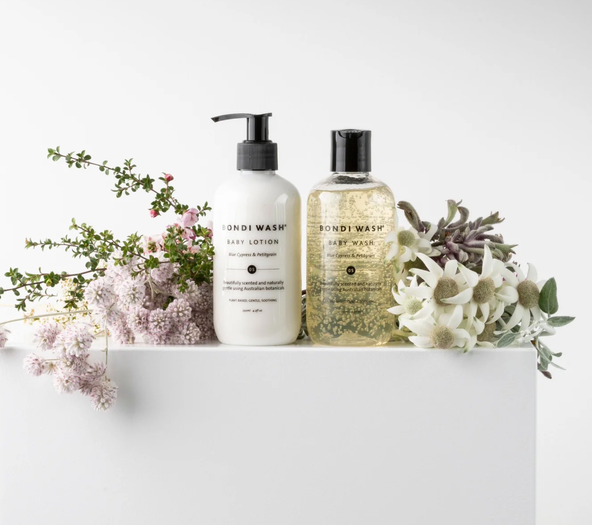 Baby Lotion - Blue Cypress & Petitgrain is een zachte en natuurlijke babylotion om de gevoelige babyhuid zacht en gevoed te houden. Hij heeft een heerlijke subtiele citrusgeur en is speciaal ontwikkeld voor baby's en kinderen. De lotion bevat onder andere Australische Emu Apple extract wat de babyhuid ultiem voedt en beschermt. De natuurlijke essentiële oliën uit de blauwe cypres staan bekend om eczeem en huiduitslag tegen te gaan.