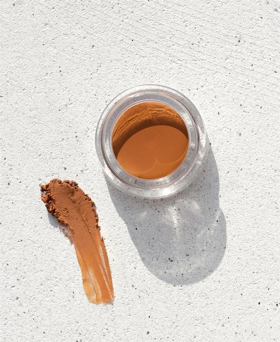 #kleur_mocha, Ere Perez vegan concealer om de probleemgebieden van je huid perfect te camoufleren. Dekt roodheid als geen ander en donkere kringen en vlekken verdwijnen als sneeuw voor de zon. Ook als je last hebt van pigmentvlekken is deze volledig dekkende concealer uitermate geschikt, de natuurlijke concealer smelt in de huid voor een long-lasting natuurlijke look.