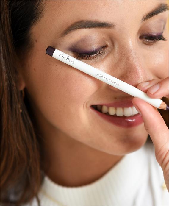 Dit prachtige Jojoba Eye Pencil van Ere Perez is een oogpotlood en eyeliner in een. Het potlood is te gebruiken om je ogen te omlijnen, maar ook om extra diepte aan bijvoorbeeld een Smokey Eye te geven. De toevoeging van Jojoba Oil zorgt voor een zachte en gevoede huid rondom de ogen en maakt hem ook geschikt voor gevoelige ogen.