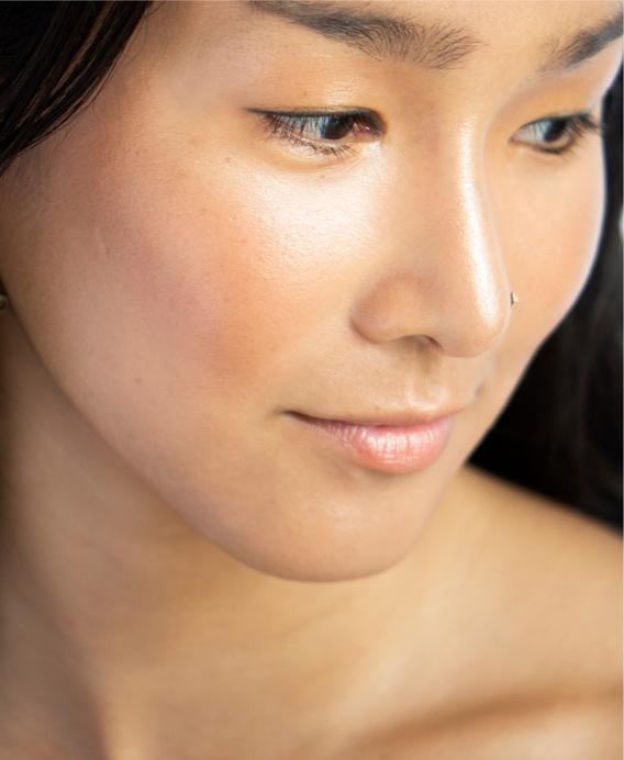 Ere Perez Vanilla Highlighter op model