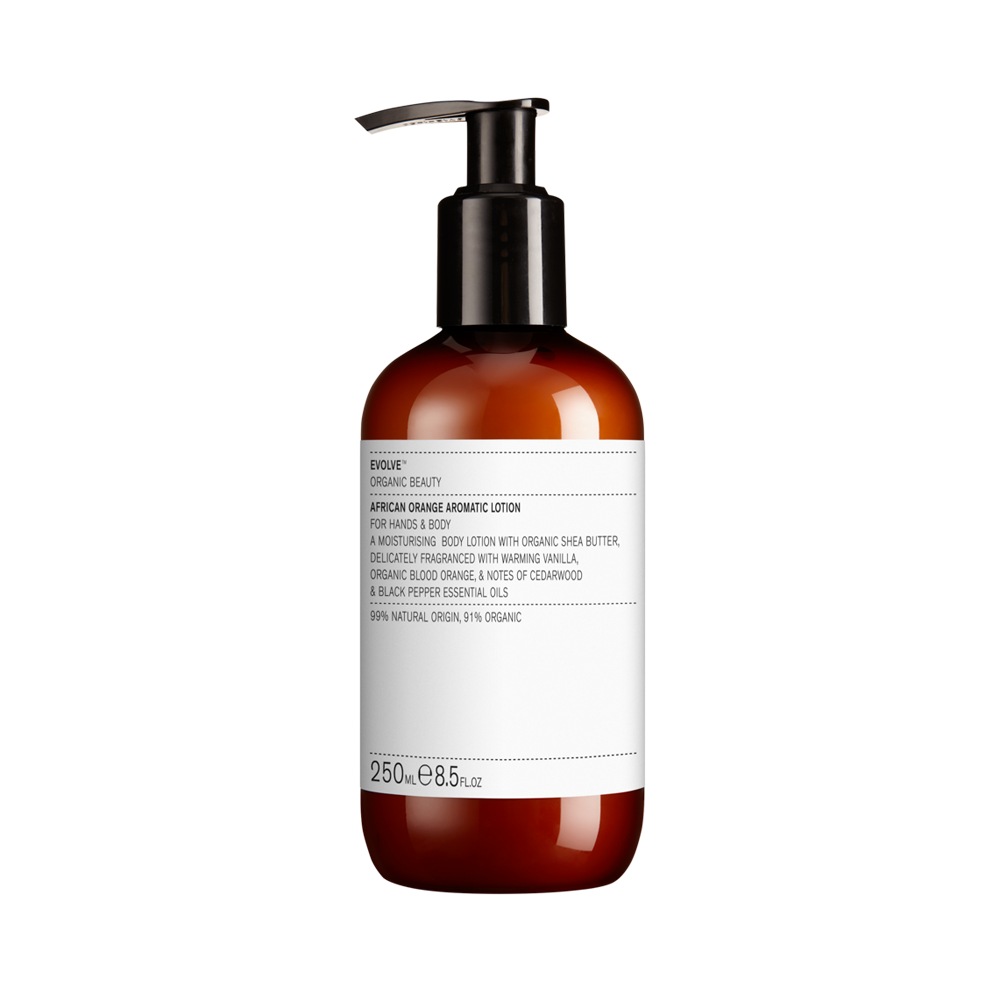 Deze award winnende lotion is heerlijk om handen en lichaam te hydrateren. Shea Butter voedt en verzacht de huid terwijl Aloë Vera irritatie kalmeert. Zacht geparfumeerd met bloedsinaasappel en vanille, met tonen van pittige zwarte peper en cederhout. Deze heerlijk vegan en organic hand- en bodylotion geeft je huid een ware boost en werkt 24h verzachtend. Veganistisch, natuurlijk en dierproefvrij.