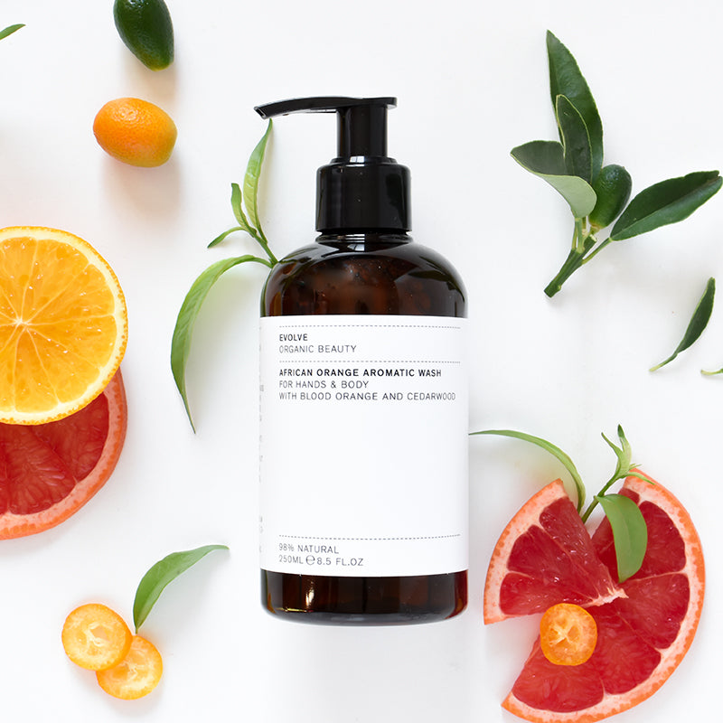 Deze award winnende wash is heerlijk om handen en lichaam te hydrateren. Natuurlijke extracten van kokos en suiker reinigen en behouden de natuurlijke pH-balans van de huid. Biologische aloë vera voedt de huid en kalmeert irritatie. Natuurlijk geparfumeerd met bloedsinaasappel en vanille, met tonen van pittige zwarte peper en cederhout. Deze heerlijke biologische handwash maakt de huid perfect schoon en verzacht 24h. Veganistisch, natuurlijk en dierproefvrij.