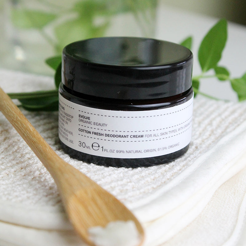 De natuurlijke en veganistische Cotton Fresh Deodorant Cream van Evolve is een aluminiumvrije samenstelling die gemaakt is van zuiveringszout en etherische oliën. De crème biedt een betrouwbare en langdurige bescherming tegen onaangename geuren. Hoogwaardige plantaardige ingrediënten zoals kokosolie en shea butter zorgen voor een gevoelige huid. Met de delicate geur is de deo 100% natuurlijk en hypoallergeen.