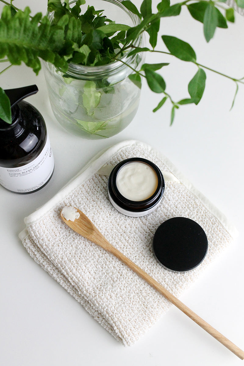De natuurlijke en veganistische Cotton Fresh Deodorant Cream van Evolve is een aluminiumvrije samenstelling die gemaakt is van zuiveringszout en etherische oliën. De crème biedt een betrouwbare en langdurige bescherming tegen onaangename geuren. Hoogwaardige plantaardige ingrediënten zoals kokosolie en shea butter zorgen voor een gevoelige huid. Met de delicate geur is de deo 100% natuurlijk en hypoallergeen.