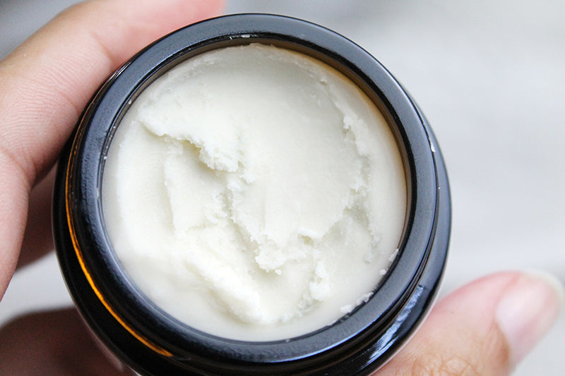 De natuurlijke en veganistische Cotton Fresh Deodorant Cream van Evolve is een aluminiumvrije samenstelling die gemaakt is van zuiveringszout en etherische oliën. De crème biedt een betrouwbare en langdurige bescherming tegen onaangename geuren. Hoogwaardige plantaardige ingrediënten zoals kokosolie en shea butter zorgen voor een gevoelige huid. Met de delicate geur is de deo 100% natuurlijk en hypoallergeen.