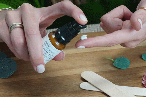 De vegan 360 Eye and Lip Contour voedende oog- en lipcrème is geschikt voor alle huidtypes op elke leeftijd. Deze geavanceerde formule zit boordevol een verkwikkende mix van probiotica, die het microbioom van je huid verzorgen en uitgebreide huidbeschermings- en verjongingsvoordelen bieden. werkt als een wonder tegen wallen, donkere kringen en om het tekenen van rimpels rond de ogen en lippen te verminderen.