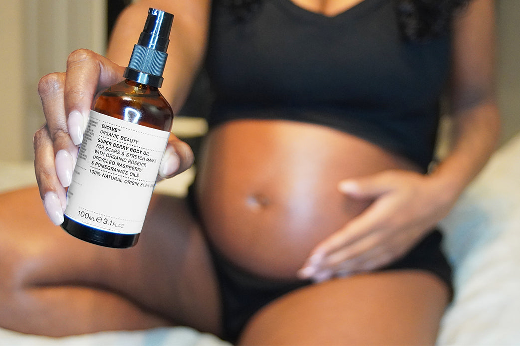 Deze hydraterende vegan lichaamsolie is ontwikkeld om de droge / rijpe huid nieuw leven in te blazen en het uiterlijk van littekens en striae te verbeteren. Hij is 100% zwangerschapsveilig en lichtgewicht. De Super Berry Body Oil is gemaakt van natuurlijke ingrediënten die de celvernieuwing verbeteren en je huid er op zijn best uit laten zien. Vegan, natuurlijk en dierproefvrij.