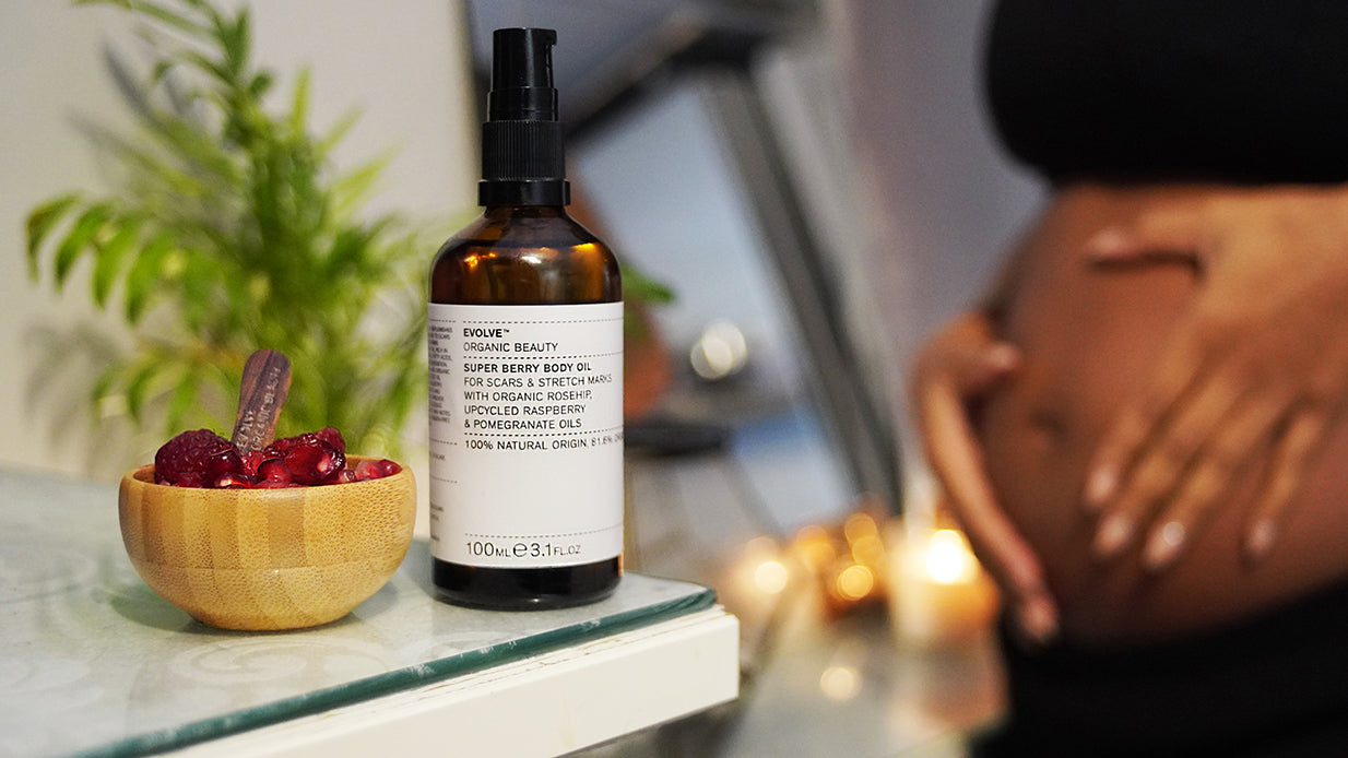 Deze hydraterende vegan lichaamsolie is ontwikkeld om de droge / rijpe huid nieuw leven in te blazen en het uiterlijk van littekens en striae te verbeteren. Hij is 100% zwangerschapsveilig en lichtgewicht. De Super Berry Body Oil is gemaakt van natuurlijke ingrediënten die de celvernieuwing verbeteren en je huid er op zijn best uit laten zien. Vegan, natuurlijk en dierproefvrij.