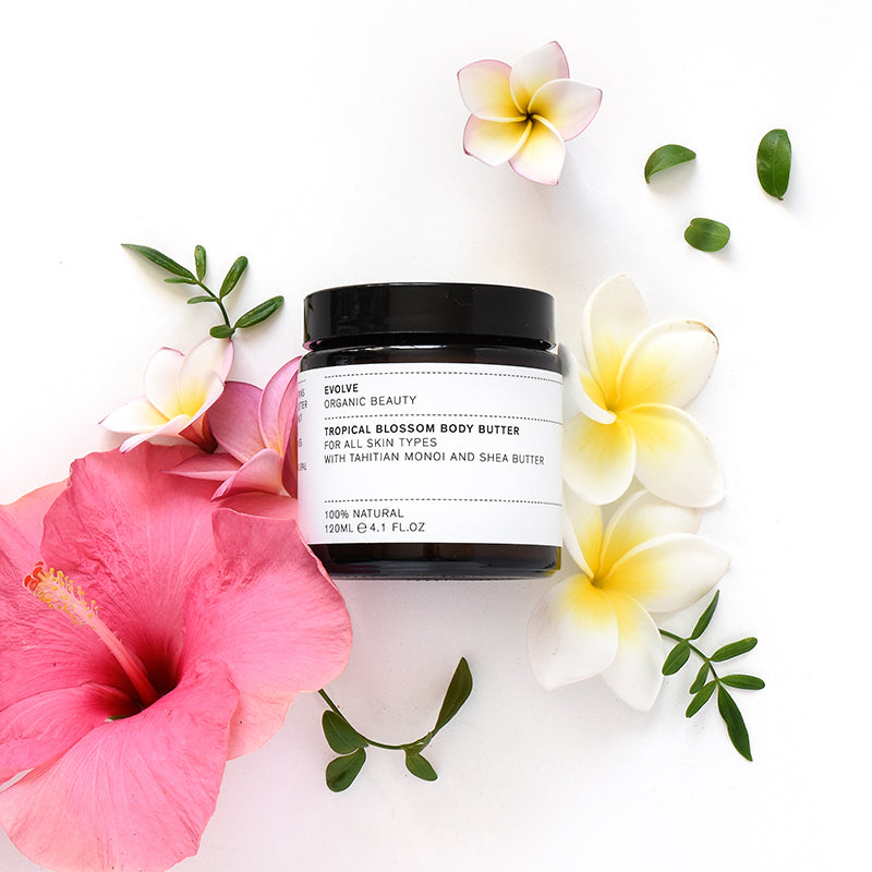 Deze heerlijk luchtige body butter bevat intensief voedende biologische sheaboter en natuurlijke Tahitiaanse kokosnoot Monoi van exotische gardeniabloesems. Voor een zachtere en soepele huid, terwijl je de zintuigen verwent met een exotische hibiscusgeur. Veganistisch, natuurlijk en dierproefvrij.