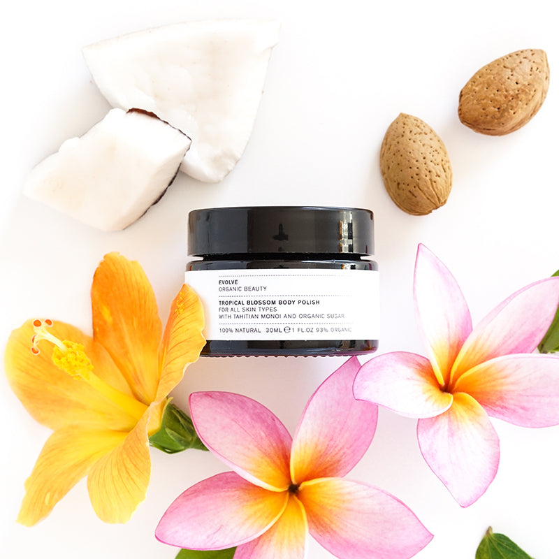 Deze op olie gebaseerde bodyscrub bestaat onder andere uit de micro organische suikerdeeltjes die de huid ongelooflijk zacht maken. Het bevat ook natuurlijke Tahitiaanse kokosnootmonoi van exotische gardeniabloemen. De natuurlijke suikerextracten in combinatie met water uit de transparante balsem vormen een romige melk die gemakkelijk kan worden afgespoeld en de huid zacht aanvoelt. Natuurlijk geparfumeerd met exotische hibiscus.