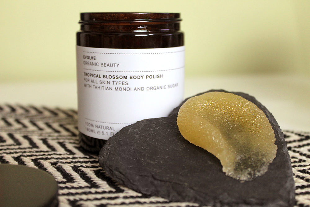 Deze op olie gebaseerde bodyscrub bestaat onder andere uit de micro organische suikerdeeltjes die de huid ongelooflijk zacht maken. Het bevat ook natuurlijke Tahitiaanse kokosnootmonoi van exotische gardeniabloemen. De natuurlijke suikerextracten in combinatie met water uit de transparante balsem vormen een romige melk die gemakkelijk kan worden afgespoeld en de huid zacht aanvoelt. Natuurlijk geparfumeerd met exotische hibiscus.