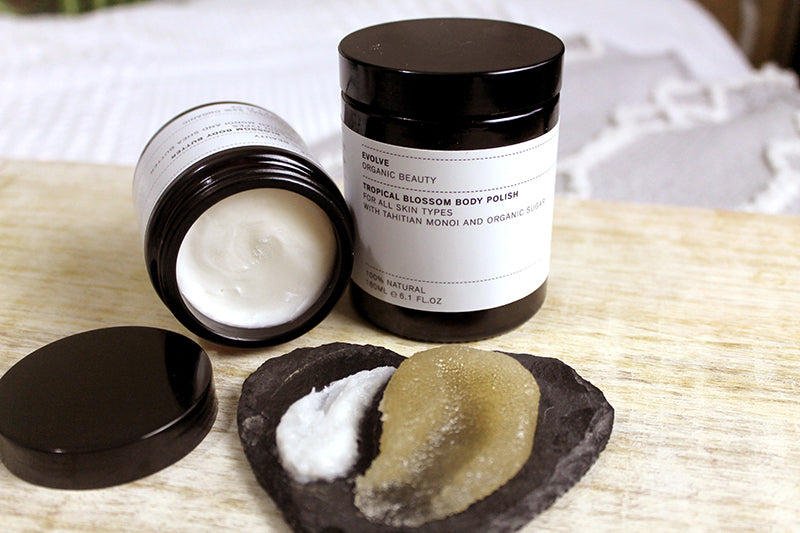 Deze op olie gebaseerde bodyscrub bestaat onder andere uit de micro organische suikerdeeltjes die de huid ongelooflijk zacht maken. Het bevat ook natuurlijke Tahitiaanse kokosnootmonoi van exotische gardeniabloemen. De natuurlijke suikerextracten in combinatie met water uit de transparante balsem vormen een romige melk die gemakkelijk kan worden afgespoeld en de huid zacht aanvoelt. Natuurlijk geparfumeerd met exotische hibiscus.