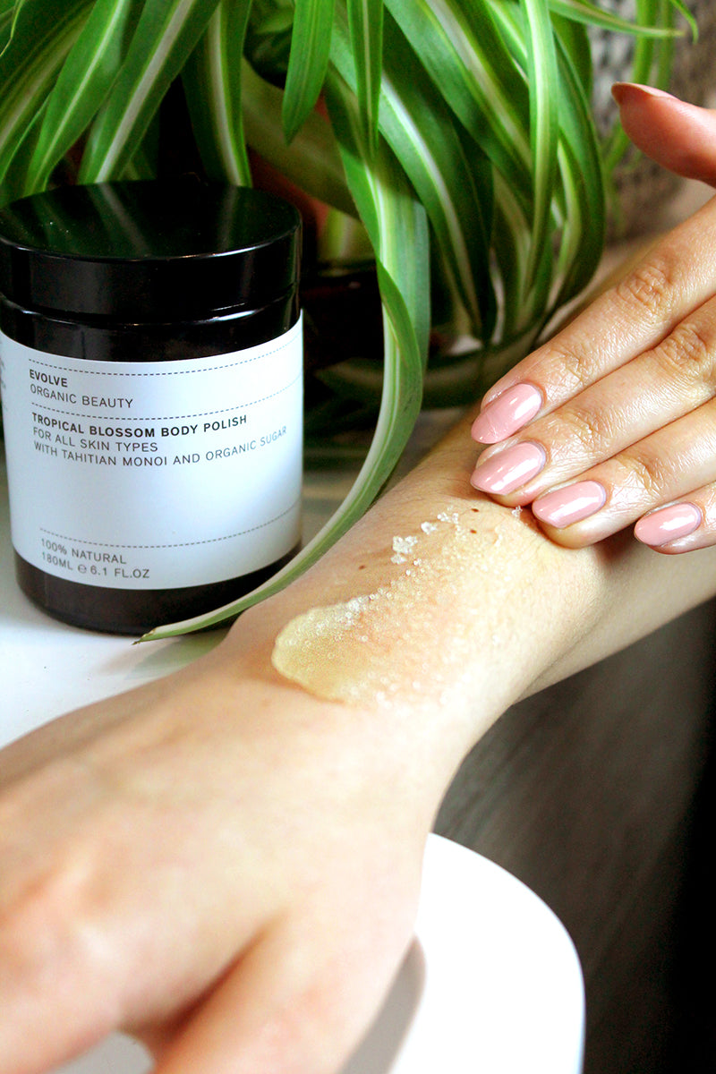 Deze op olie gebaseerde bodyscrub bestaat onder andere uit de micro organische suikerdeeltjes die de huid ongelooflijk zacht maken. Het bevat ook natuurlijke Tahitiaanse kokosnootmonoi van exotische gardeniabloemen. De natuurlijke suikerextracten in combinatie met water uit de transparante balsem vormen een romige melk die gemakkelijk kan worden afgespoeld en de huid zacht aanvoelt. Natuurlijk geparfumeerd met exotische hibiscus.