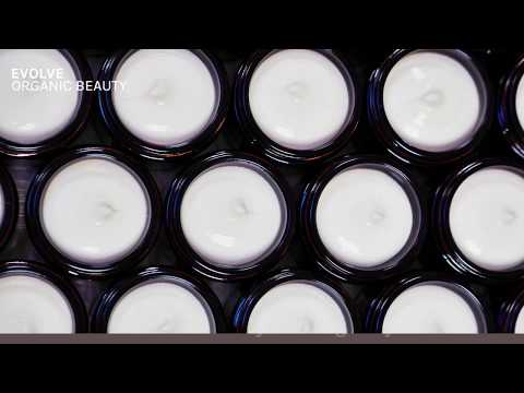 Deze award winnende vegan moisturizer herstelt de normale tot droge huid met een mix van pure organische oliën. Organische arganolie voedt, terwijl natuurlijk hyaluronzuur kalmeert en hydrateert. hypoallergeen geparfumeerd met kalmerende natuurlijke vanille- en kokosnootgeur. Vegan, clean, dierproefvrij en natuurlijk.