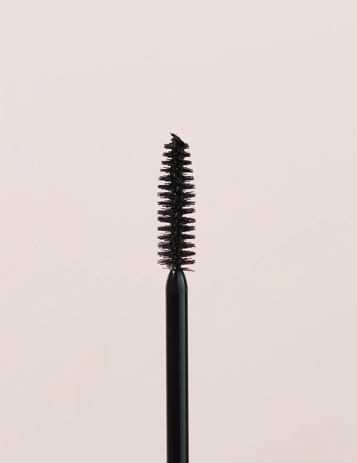 Deze awardwinning Bold Lash Mascara breng je gemakkelijk aan met de speciale volume borstel dat iedere wimper verdikt en verlengt. Breng meerdere laagjes van deze rijke, glanzende en diep zwarte mascara aan voor een extra dramatische look.