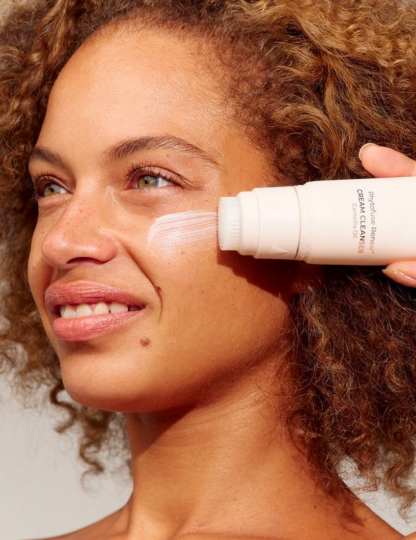 Het gebruik van Inika Phytofuse Renew Cream Cleanser is heel eenvoudig: Draai de borstelkop op "ON" en druk het product in de siliconen borstelkop. Breng aan op een vochtige huid. Draai de borstelkop na gebruik op "OFF". Na gebruik de borstelkop goed reinigen.