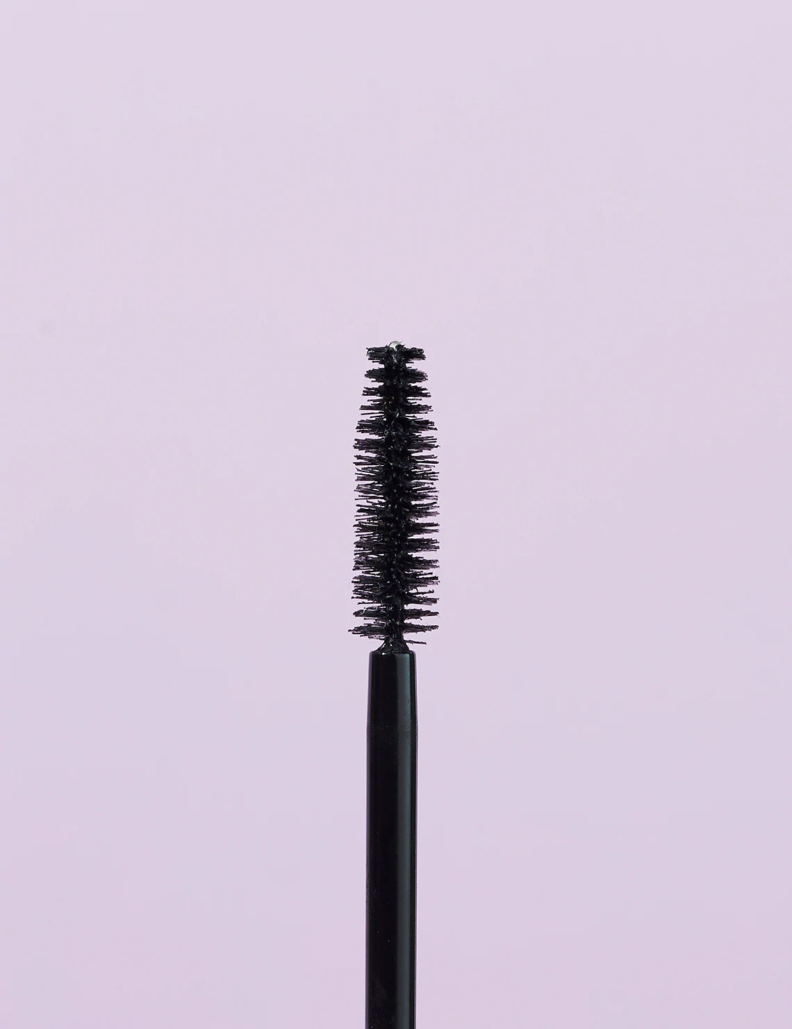 De 100% plantaardige ingrediënten mix rijk aan Magnolia Bark extract, Vitamine E en Sunflower Olie voedt en beschermt de wimpers en bevat ontstekingsremmende eigenschappen. Hierdoor is deze vegan mascara van INIKA dus ook zeer geschikt voor gevoelige ogen en bij "vette" of tranende ogen.
