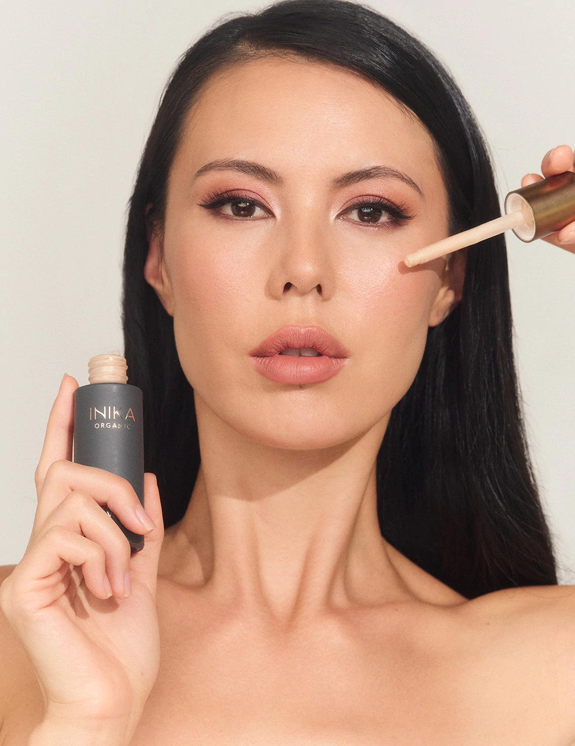 Effectief als een verfraaiende primer, voedende vochtinbrengende crème en een all-over finishing highlighter, de veganistische formule is perfect voor een doffe of vermoeide teint. Gebruik na het reinigen of meng het met je foundation voor een stralende basis. Voedend en toch lichtgewicht, de alcoholvrije, volledig natuurlijke en 72% organische formule van de priming-vloeistof is voorzien van lichtreflecterende technologie om een silky-smooth, dewy finish te creëren.