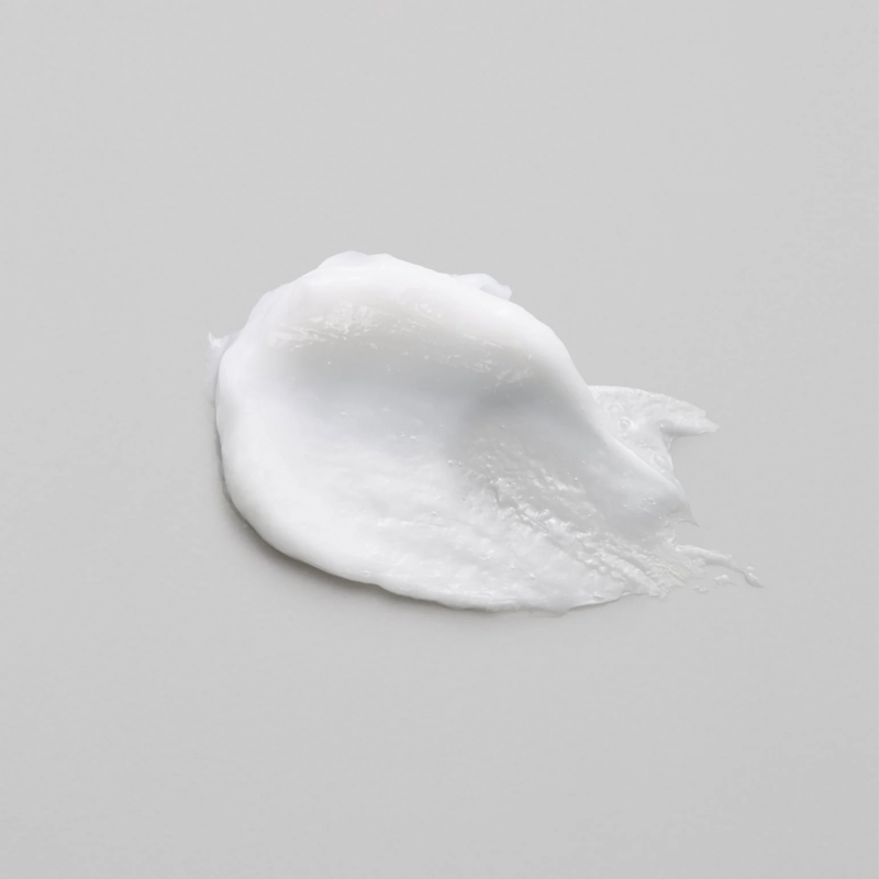 Maria Nila Head & Hair Heal Masque is een kalmerend haarmasker die de haargroei stimuleert met Piroctone Olamine. Het Aloë Vera-extract behandelt en voorkomt roos- en hoofdhuidproblemen. Het masker met hydraterende, kalmerende en genezende eigenschappen zal zowel het haar als de hoofdhuid in balans brengen.