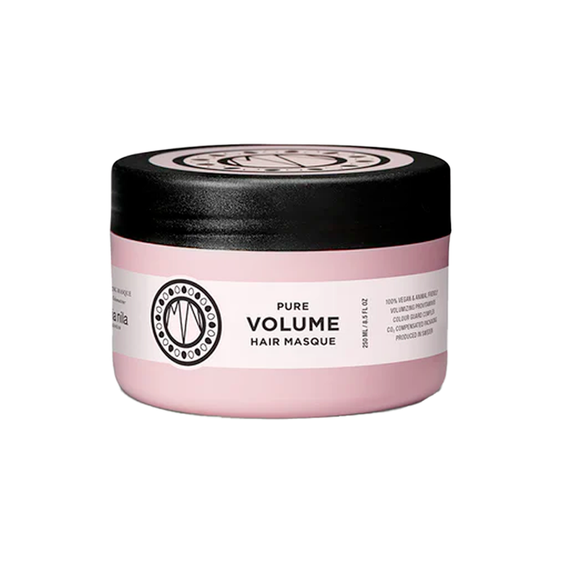 Maria Nila Pure Volume Hair Masque is een voedend haarmasker gemaakt van 100% natuurlijke ingrediënten. Dit vegan haarmasker is super voedend en lichtgewicht, dus perfect om extra volume en veerkracht aan je lokken te geven. En raad eens? Het geheim zit 'm in Pro-Vitamine B5! B5 maakt je haar dikker, zodat je een vollere look krijgt. Bovendien voedt het je haar en geeft het een mooie glans.