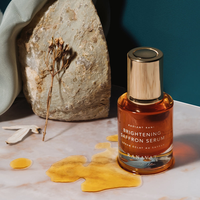 Het verhelderende brightening serum van RANAVAT staat in de Ayurveda bekend als het 'wonderelixer' en is doordrenkt met een krachtige mix van vitaminerijke superfoods, waaronder kostbare saffraandraadjes die bekend staan om hun vermogen om een meer gelijkmatige, gezonde teint te bevorderen. Gebruik zowel 's ochtends als 's avonds als je luxe alles-in-één serum. Voor het beste resultaat aanbrengen op een vochtige huid na de Royal Tonique Hydrating Jasmine Mist.