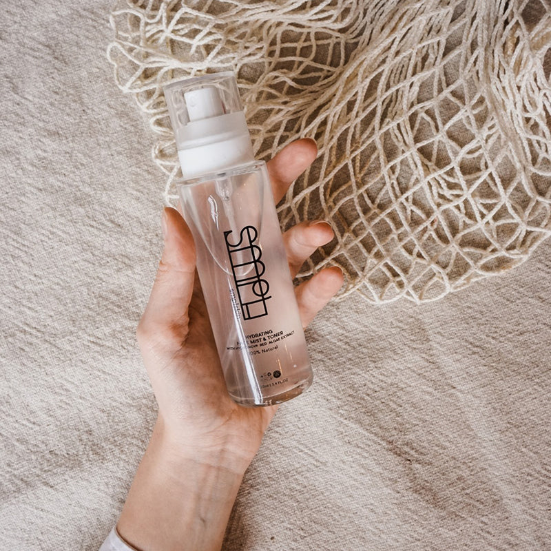 Deze 100% natuurlijke face mist is super effectief in de strijd tegen een droge en verouderende huid. De delicate bloemenwaters verminderen roodheid, terwijl het krachtige algenextract Hydranov®️ en de aloë vera de huid een boost geeft met hydratatie. Het ster ingrediënt Hydranov®️ is bewezen drie keer efficiënter om de huid te hydrateren dan hyaluronzuur en het verbetert het celmetabolisme en de productie van collageen.