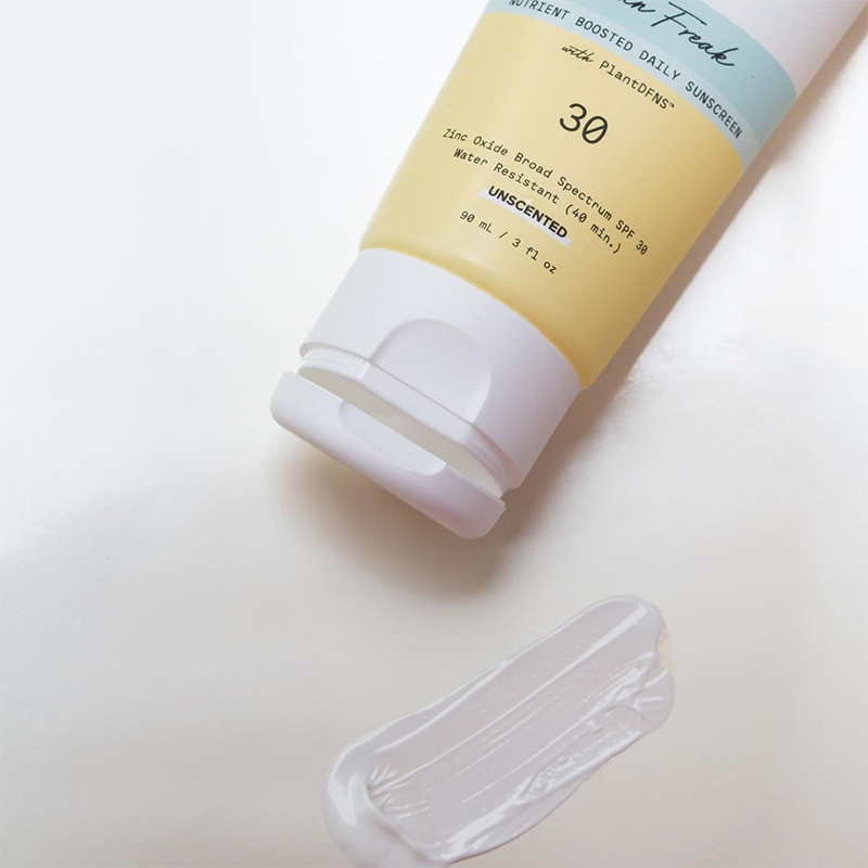 De vegan dierproefvrije zonnebrand zit vol met natuurlijke ingrediënten die je huid beschermen tegen UVA en UVB met SPF30 en tegelijkertijd het beschermlaagje van je huid versterken. De Clean Freak Daily minerale SPF moisturizer is een rijke + voedende multivitamine voor je huid. De gepatenteerde PlantDFNS™ doordrenkt de huid met 10 actieve plantaardige stoffen waarvan klinisch is aangetoond dat ze de huid voeden, beschermen en genezen op cellulair niveau in belangrijke uren na blootstelling.