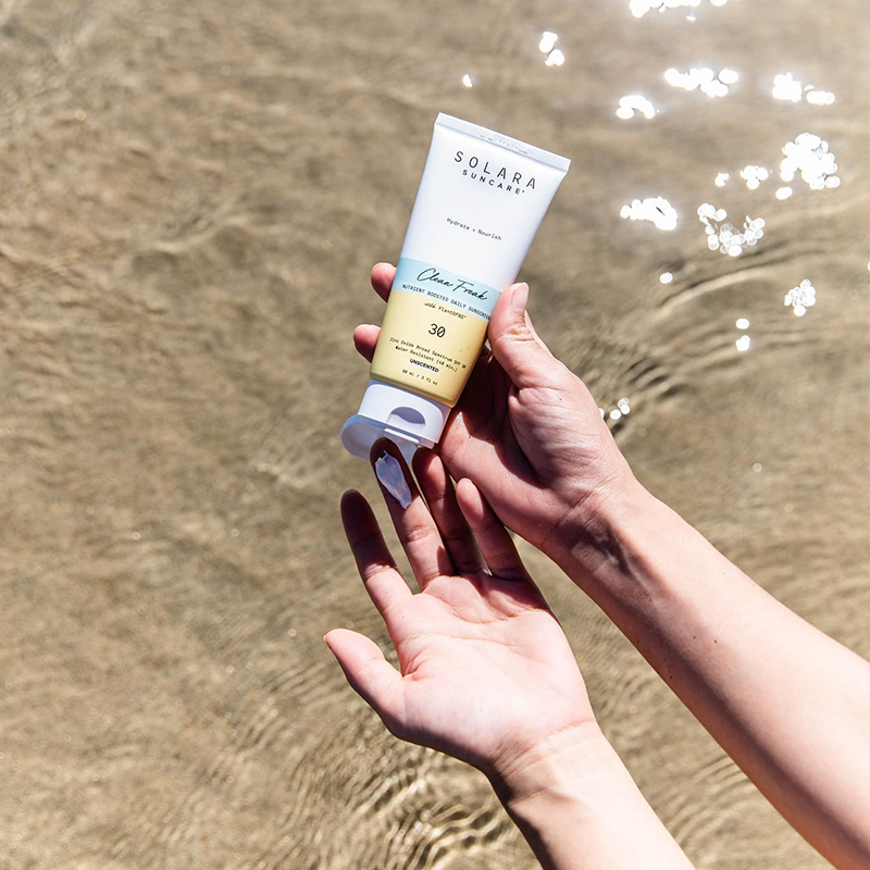 De vegan dierproefvrije zonnebrand zit vol met natuurlijke ingrediënten die je huid beschermen tegen UVA en UVB met SPF30 en tegelijkertijd het beschermlaagje van je huid versterken. De Clean Freak Daily minerale SPF moisturizer is een rijke + voedende multivitamine voor je huid. De gepatenteerde PlantDFNS™ doordrenkt de huid met 10 actieve plantaardige stoffen waarvan klinisch is aangetoond dat ze de huid voeden, beschermen en genezen op cellulair niveau in belangrijke uren na blootstelling.
