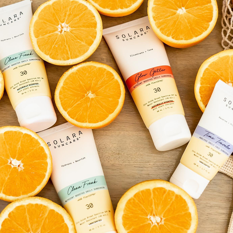 De vegan en dierproefvrije Glow Getter Zonnebrandcreme is een rijke, multi-tasking minerale SPF 30 body moisturizer die zorgt voor een stralende, cafeïne wake-up "latte" voor je huid. Een krachtige mix van groene koffie, heilige lotus en ethisch geproduceerde mica helpen de huid glad, stralend en gehydrateerd te houden. Volledige bescherming tegen de zon.