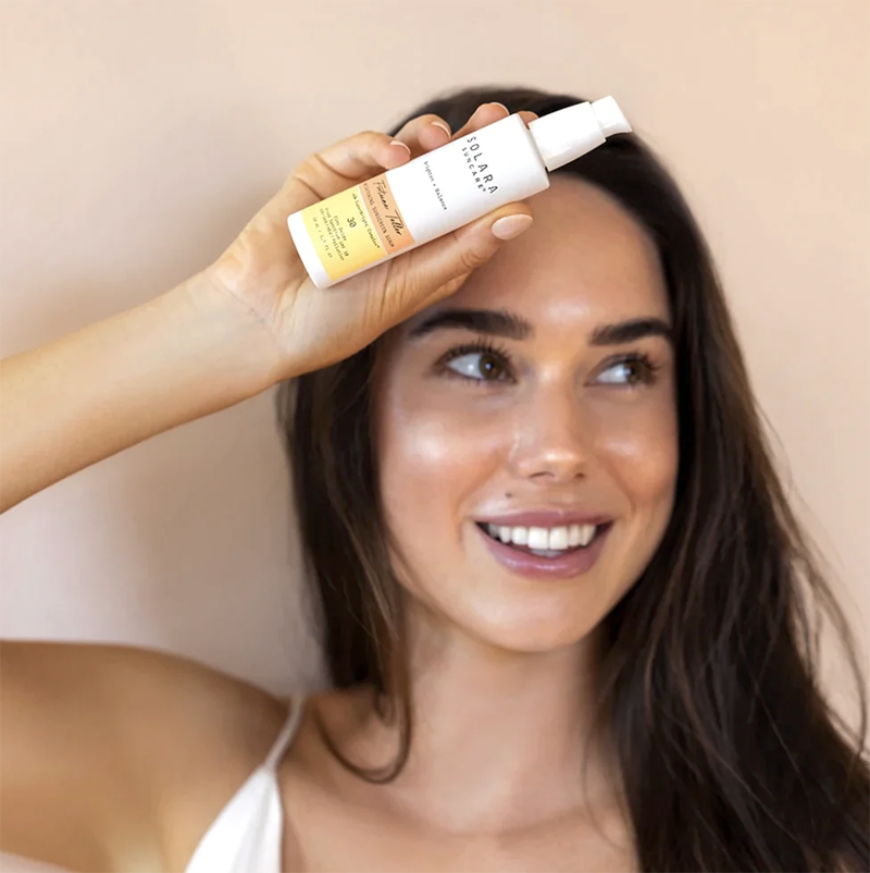 Fortune Teller Brightening Sunscreen Serum is een 3-in-1 innovatieve gel-to-milk minerale vegan zonnebrand met SPF 30 dat duurzaam is verpakt in een glazen flesje. Hij heeft een heel subtiele tint waardoor hij een prachtige dewy en glanzende finish geeft op iedere huidskleur en zelfs een blurring effect geeft. Perfect voor onder je make-up als primer!