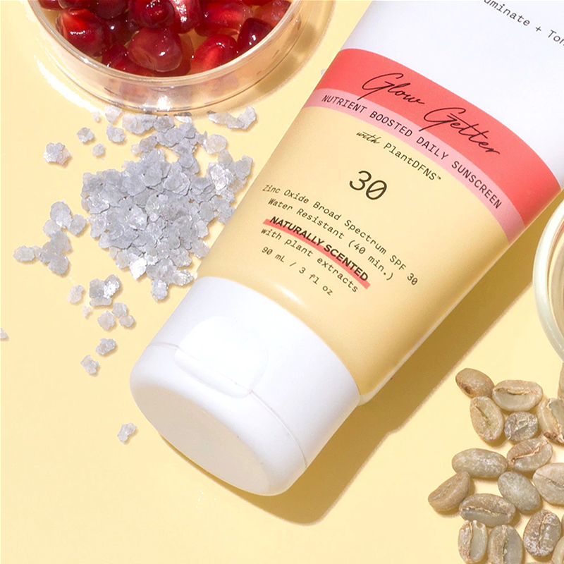 De vegan en dierproefvrije Glow Getter Zonnebrandcreme is een rijke, multi-tasking minerale SPF 30 body moisturizer die zorgt voor een stralende, cafeïne wake-up "latte" voor je huid. Een krachtige mix van groene koffie, heilige lotus en ethisch geproduceerde mica helpen de huid glad, stralend en gehydrateerd te houden. Volledige bescherming tegen de zon.