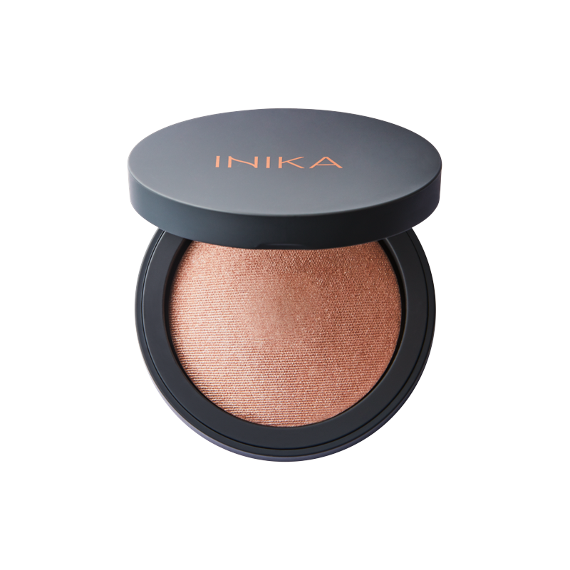 INIKA's Mineral illuminsor Dewdrop is een biologische, vegan, halal & 100% diervriendelijke highlighter met champagne roze ondertonen.