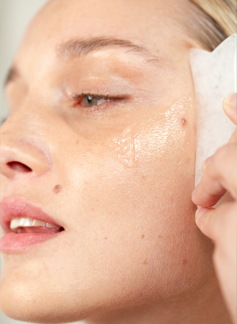 Je kunt de Fig Jelly ook 15 minuten als masker op een gereinigde huid dragen en de huid masseren met de Ere Perez quartz lift + tone face stone. Spoel daarna af met warm water.