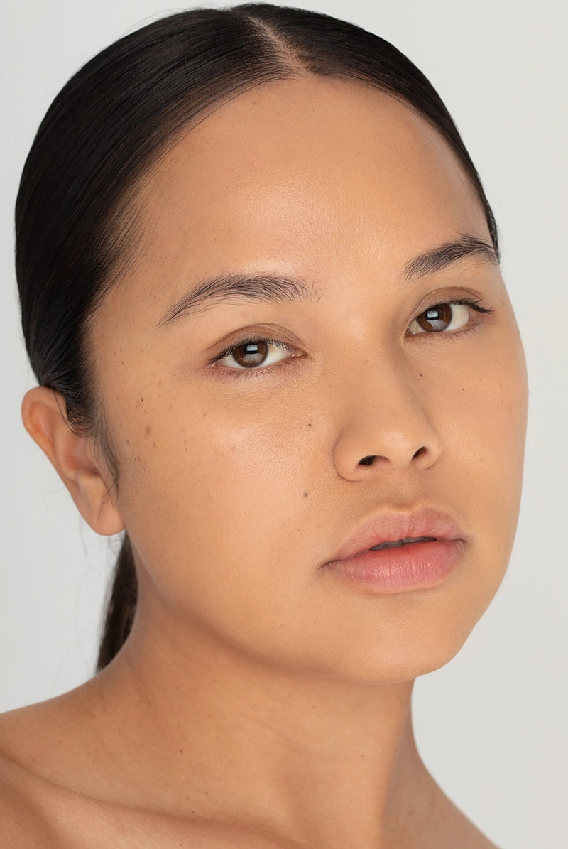 Laat je huid stralen met de CCC Cream van CLE Cosmetics! Deze lichte alles-in-een primer en foundation bevat een indrukwekkende SPF50 PA+++, en het beste van alles: het is volledig vegan en dierproefvrij!