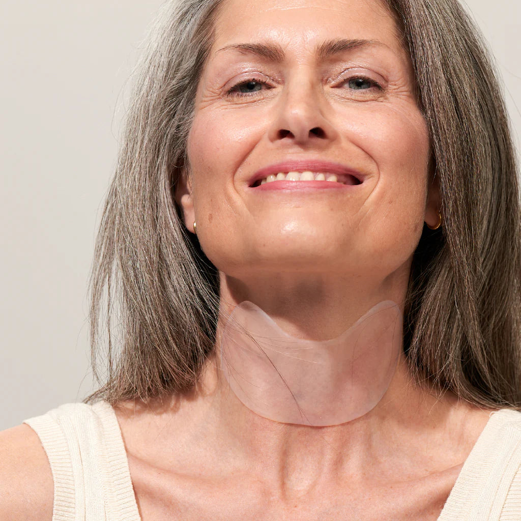 APRICOT Neck Pad - it's neck or nothing met effectief hyaluronzuur is een vegan anti-verouderingspad voor de hals dat is gemaakt van pure medische siliconen. De hals wordt soepeler en mooier naarmate je de pads vaker gebruikt. Gebruik de halsverzorgings-pad bijvoorbeeld elke nacht voor het beste resultaat. Je kan de silicone pad gemakkelijk reinigen. Bij goede verzorging haal je tot 30 behandelingen uit één pad. Hoe vaker je het gebruikt, hoe gladder en mooier je hals zal zijn.