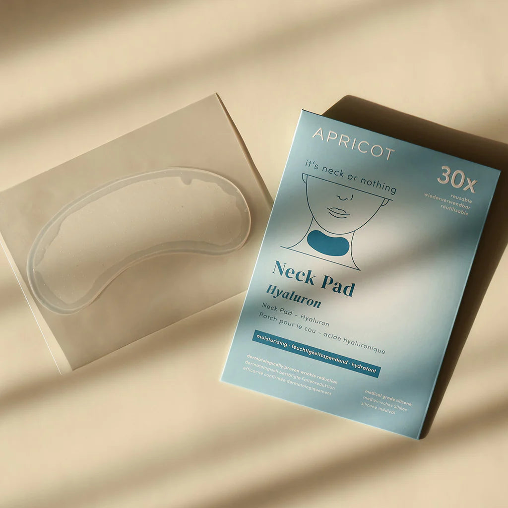 APRICOT Neck Pad - it's neck or nothing met effectief hyaluronzuur is een vegan anti-verouderingspad voor de hals dat is gemaakt van pure medische siliconen. De hals wordt soepeler en mooier naarmate je de pads vaker gebruikt. Gebruik de halsverzorgings-pad bijvoorbeeld elke nacht voor het beste resultaat. Je kan de silicone pad gemakkelijk reinigen. Bij goede verzorging haal je tot 30 behandelingen uit één pad. Hoe vaker je het gebruikt, hoe gladder en mooier je hals zal zijn.
