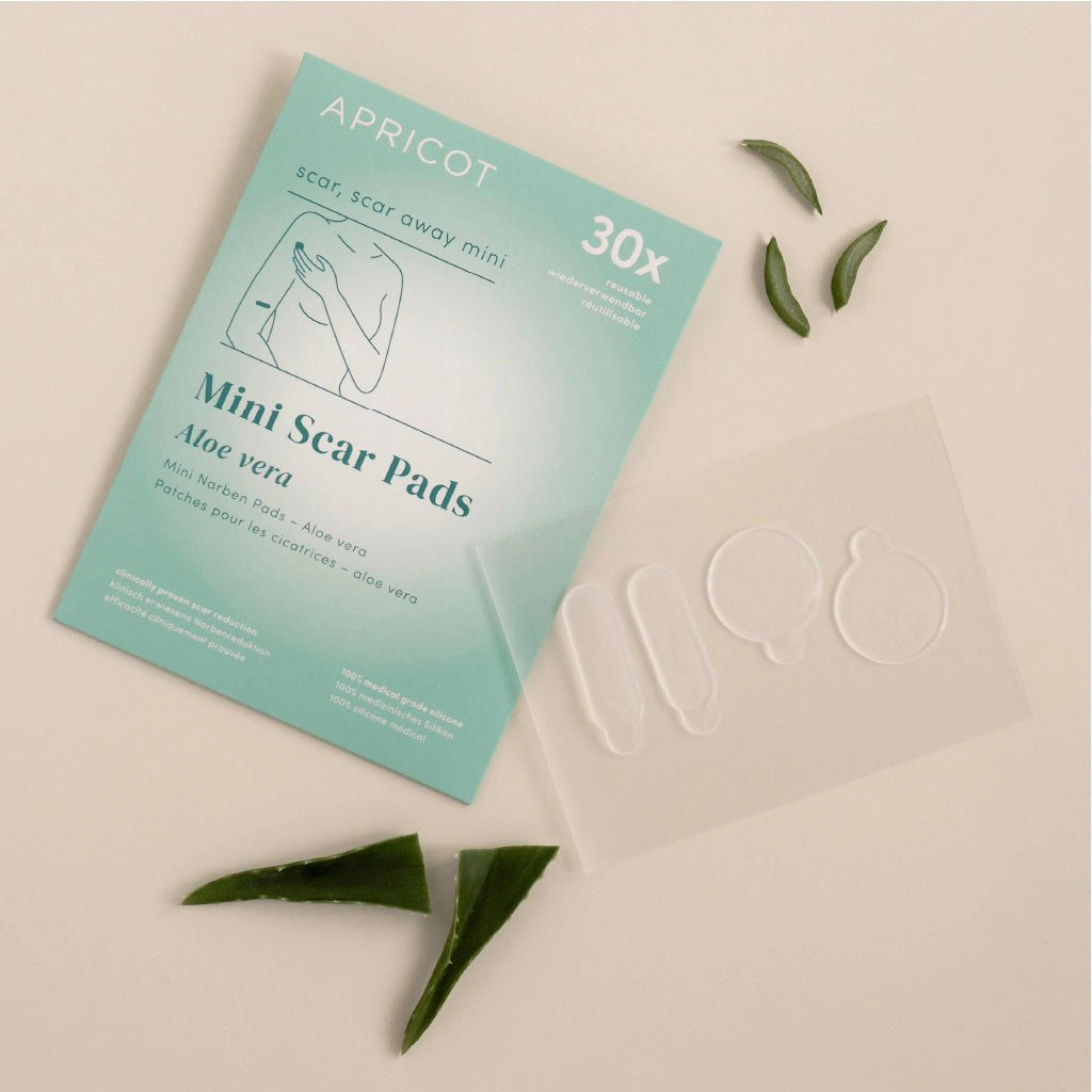Littekens vertellen verhalen over je leven. Maar misschien vind je het niet nodig om ze aan iedereen te laten zien. De Apricot Beauty vegan littekenpads zijn gemaakt van puur siliconen van medische kwaliteit, verrijkt met hoogwaardige aloë vera. Was ze zo nu en dan en behandel ze goed. Je krijgt maximaal 30 behandelingen uit één pad. Hoe vaker je ze gebruikt, hoe gladder, zachter en minder zichtbaar je litteken zal worden. Het is klinisch bewezen. Minimale ingrediënten. Maximaal effect.
