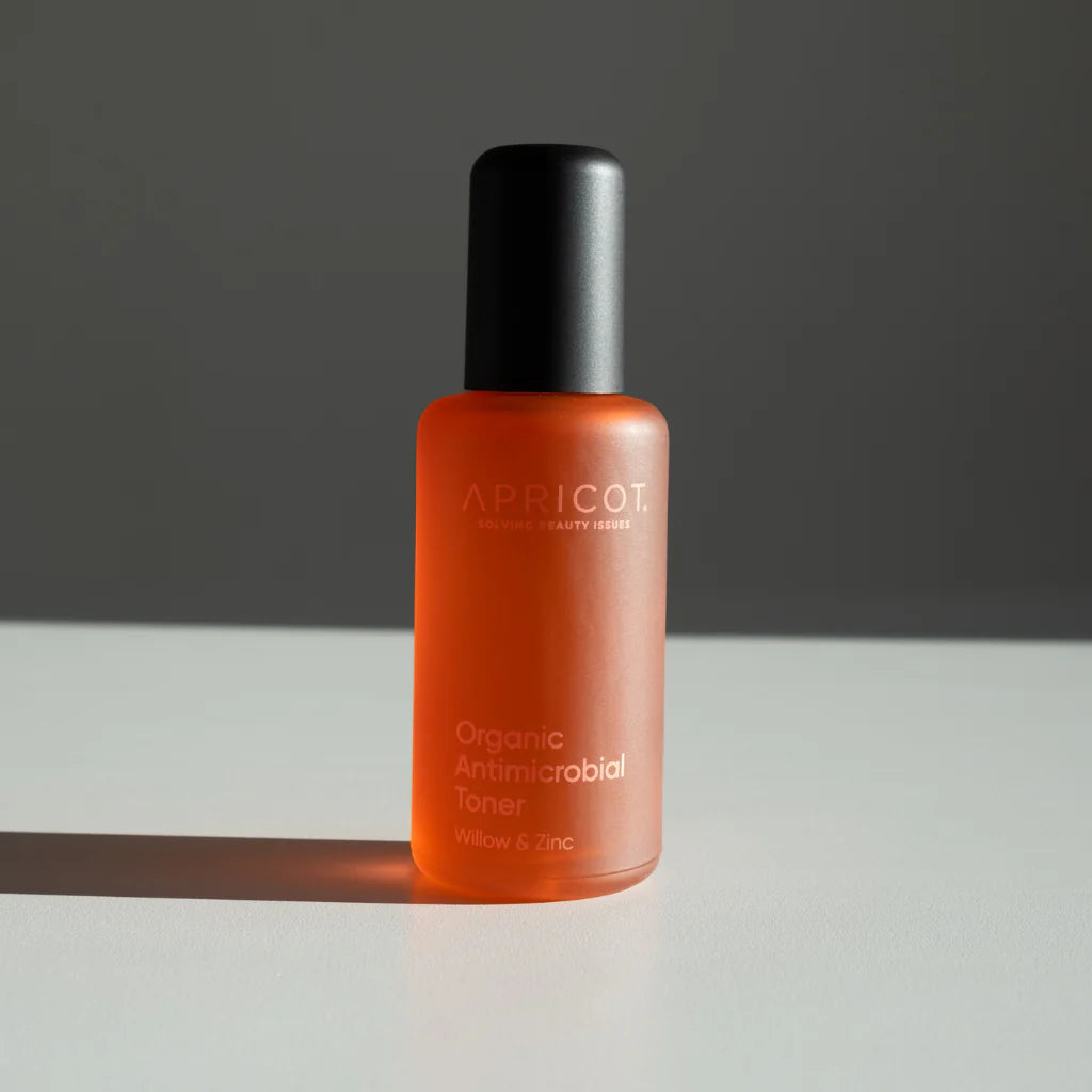 De Think Zinc Antimicrobiële Gezichtstoner van Apricot is een 100% natuurlijke, vegan en dierproefvrije toner die speciaal is ontwikkeld om je huid te kalmeren, te reinigen en te beschermen. De unieke formule met wilgenextract en zink vermindert effectief irritatie, roodheid en ontstekingen, terwijl het zacht onzuiverheden verwijdert. 