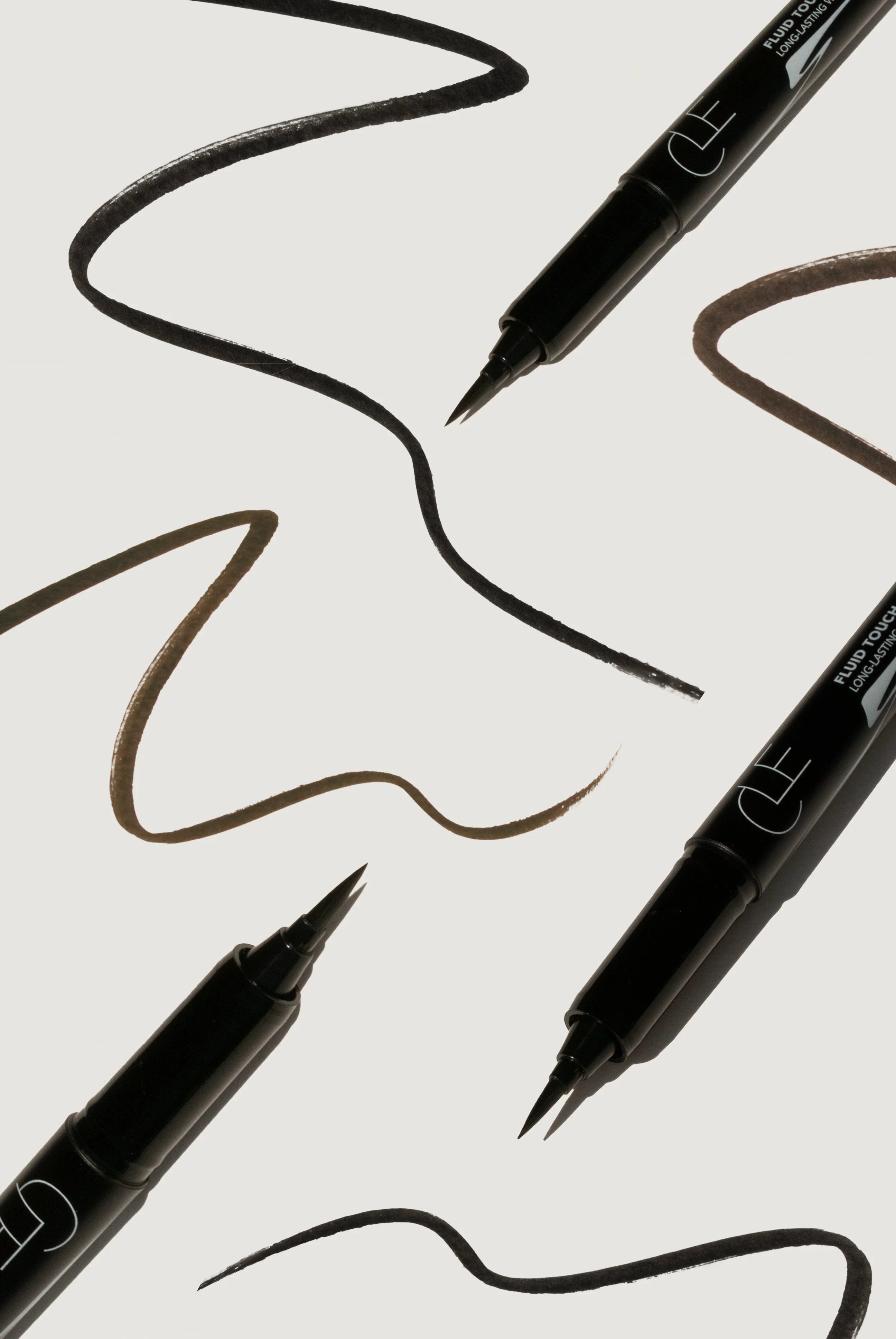 Deze langdurige waterproof vegan en dierproefvrije eyeliner van CLE Beauty bevat voedende ingrediënten die zacht genoeg zijn voor zeer gevoelige ogen. Het platte penseel van de eyeliner is ontworpen voor gemakkelijke, uiterst nauwkeurige definitie, waardoor alles, van fijne lijntjes tot dikkere stroken met gemak worden gecreëerd.