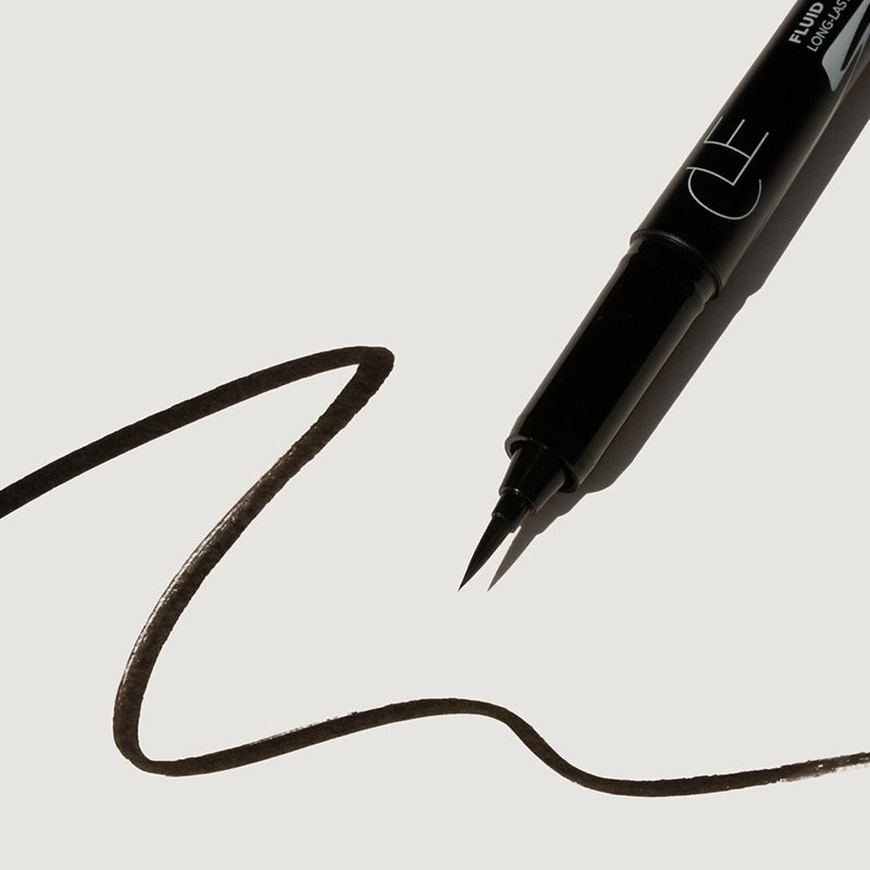 Deze langdurige waterproof vegan en dierproefvrije eyeliner van CLE Beauty bevat voedende ingrediënten die zacht genoeg zijn voor zeer gevoelige ogen. Het platte penseel van de eyeliner is ontworpen voor gemakkelijke, uiterst nauwkeurige definitie, waardoor alles, van fijne lijntjes tot dikkere stroken met gemak worden gecreëerd.