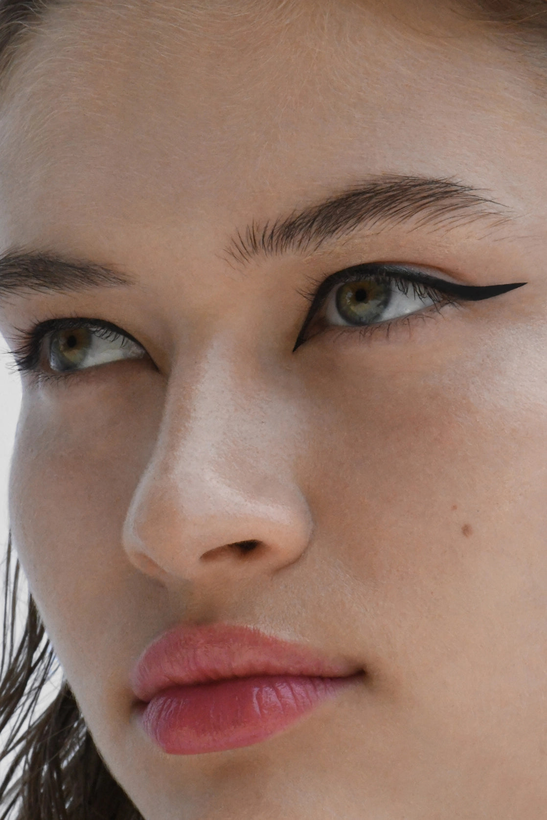 Deze langdurige waterproof vegan en dierproefvrije eyeliner van CLE Beauty bevat voedende ingrediënten die zacht genoeg zijn voor zeer gevoelige ogen. Het platte penseel van de eyeliner is ontworpen voor gemakkelijke, uiterst nauwkeurige definitie, waardoor alles, van fijne lijntjes tot dikkere stroken met gemak worden gecreëerd.
