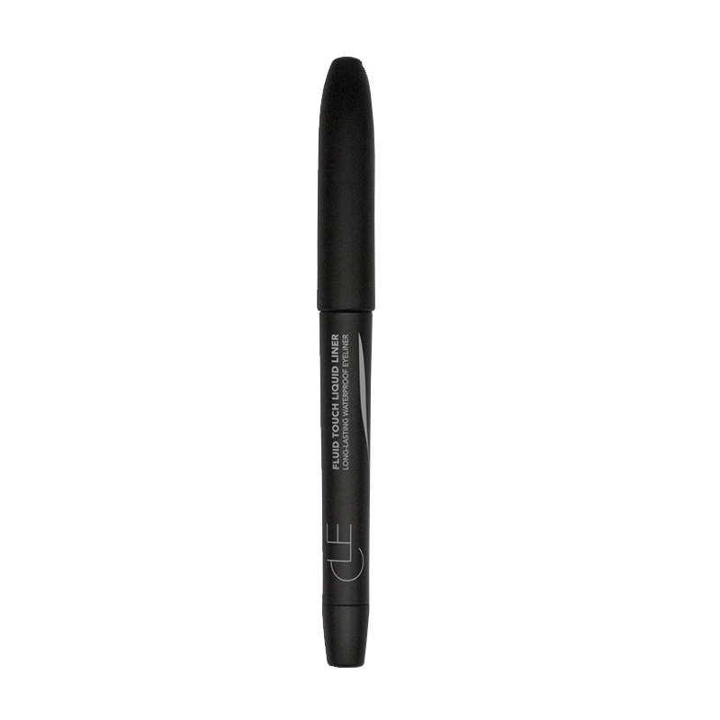 Deze langdurige waterproof vegan en dierproefvrije eyeliner van CLE Beauty bevat voedende ingrediënten die zacht genoeg zijn voor zeer gevoelige ogen. Het platte penseel van de eyeliner is ontworpen voor gemakkelijke, uiterst nauwkeurige definitie, waardoor alles, van fijne lijntjes tot dikkere stroken met gemak worden gecreëerd.