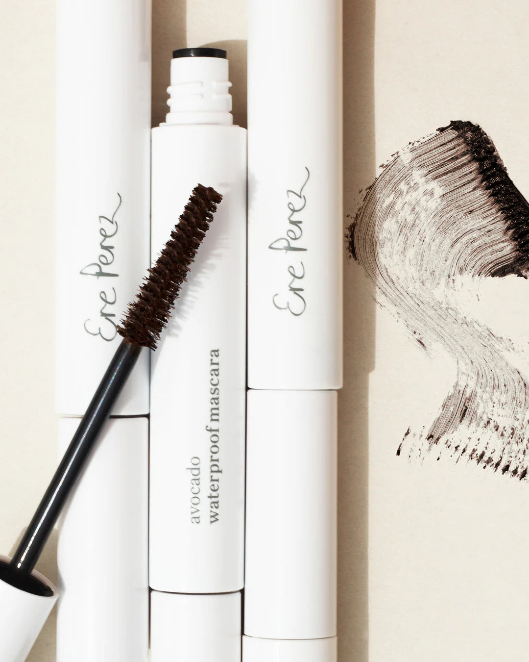 De Avocado Waterproof Mascara van Ere Perez is een mascara de zorgt voor lange, volle wimpers met een natuurlijke bruine kleur. De formule is volledig waterproof en long-lasting. De Avocado olie in de mascara versterkt de wimpers en stimuleert de groei. Daarnaast maakt dit de mascara heel geschikt voor gevoelige ogen.

Avocado's staan bekend om hun goede en gezonde vetten, maar avocado's en de olie ervan bevatten ook veel verschillende vitaminen. Zoals vitamine A, B, C, D, E & K. 