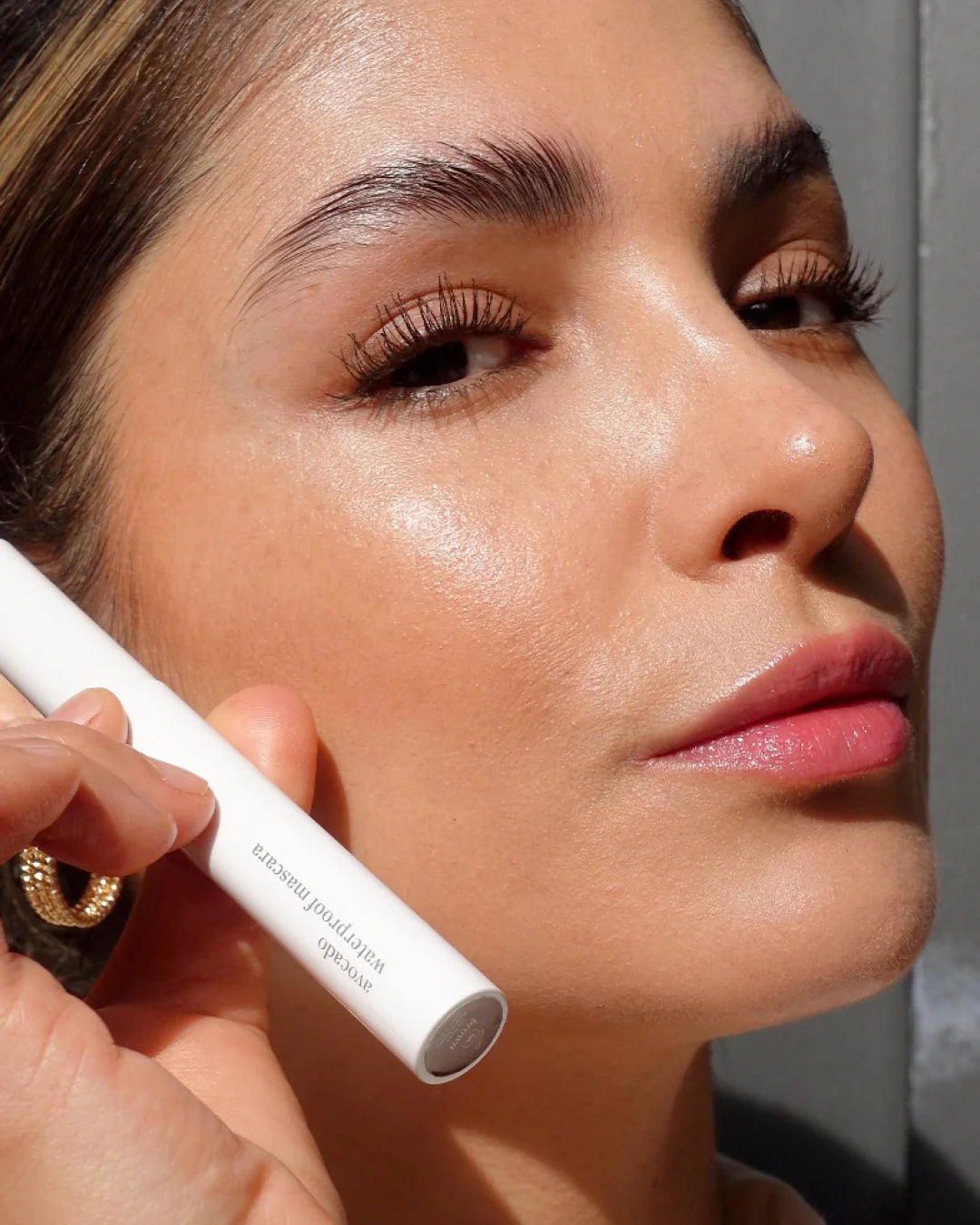 De Avocado Waterproof Mascara van Ere Perez is een mascara de zorgt voor lange, volle wimpers met een natuurlijke bruine kleur. De formule is volledig waterproof en long-lasting. De Avocado olie in de mascara versterkt de wimpers en stimuleert de groei. Daarnaast maakt dit de mascara heel geschikt voor gevoelige ogen.

Avocado's staan bekend om hun goede en gezonde vetten, maar avocado's en de olie ervan bevatten ook veel verschillende vitaminen. Zoals vitamine A, B, C, D, E & K. 