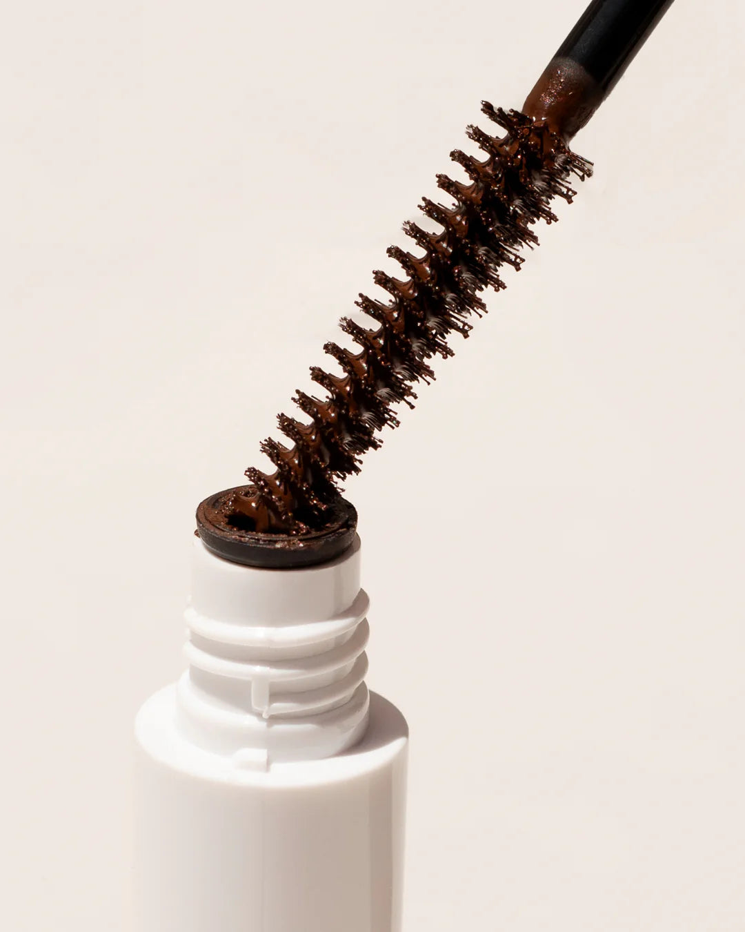 De Avocado Waterproof Mascara van Ere Perez is een mascara de zorgt voor lange, volle wimpers met een natuurlijke bruine kleur. De formule is volledig waterproof en long-lasting. De Avocado olie in de mascara versterkt de wimpers en stimuleert de groei. Daarnaast maakt dit de mascara heel geschikt voor gevoelige ogen.

Avocado's staan bekend om hun goede en gezonde vetten, maar avocado's en de olie ervan bevatten ook veel verschillende vitaminen. Zoals vitamine A, B, C, D, E & K. 