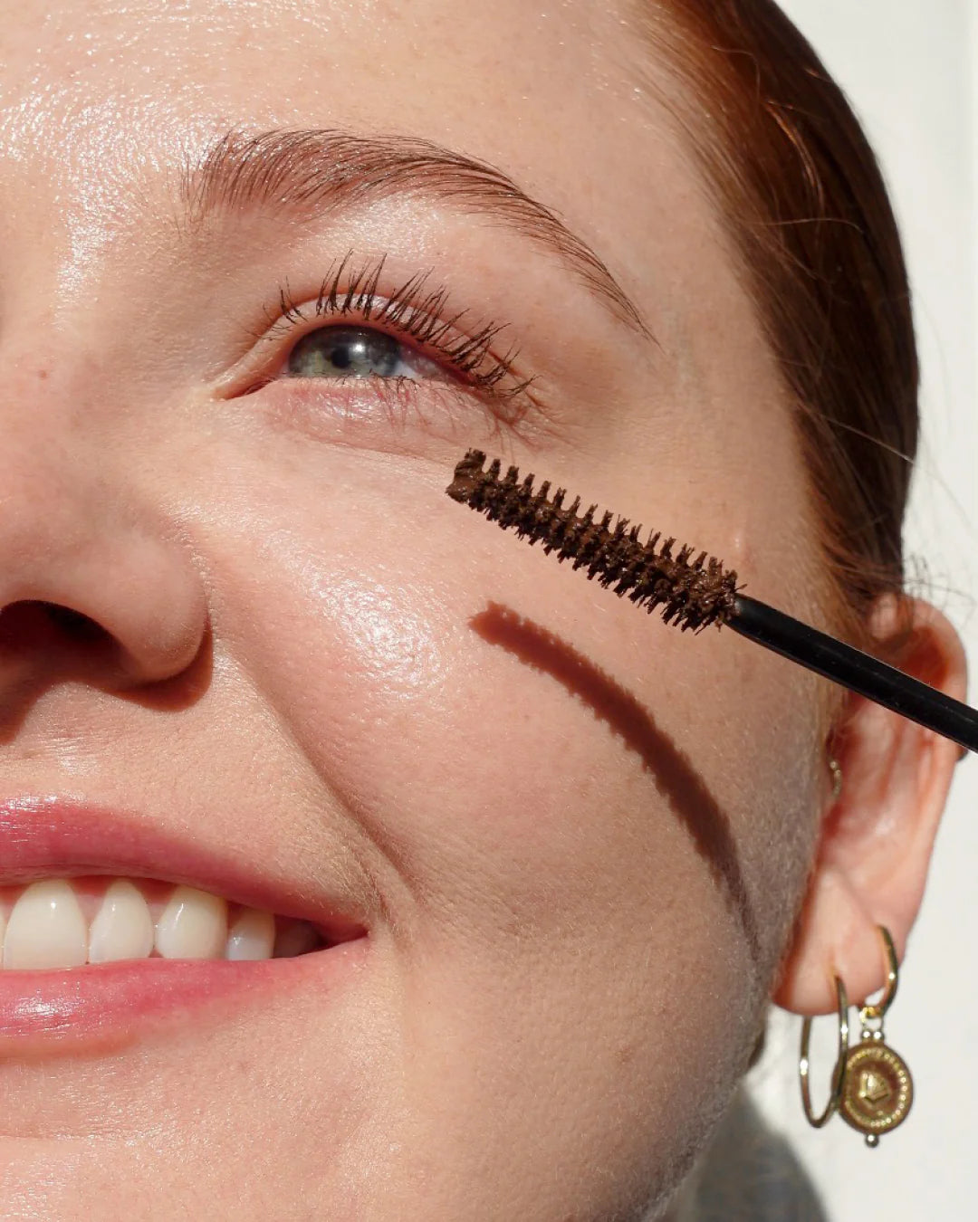 De Avocado Waterproof Mascara van Ere Perez is een mascara de zorgt voor lange, volle wimpers met een natuurlijke bruine kleur. De formule is volledig waterproof en long-lasting. De Avocado olie in de mascara versterkt de wimpers en stimuleert de groei. Daarnaast maakt dit de mascara heel geschikt voor gevoelige ogen.

Avocado's staan bekend om hun goede en gezonde vetten, maar avocado's en de olie ervan bevatten ook veel verschillende vitaminen. Zoals vitamine A, B, C, D, E & K. 